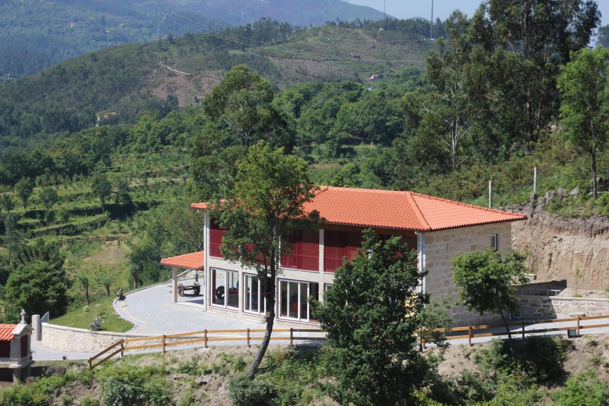 Encostas da Torre Hostal Terras de Bouro Exterior foto